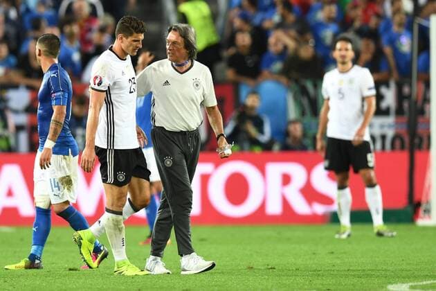 Fussball, Herren, Saison 2015 16, EM 2016 in Frankreich, Viertelfinale in Bordeaux, Deutschland - Italien, Mario Gomez (Nr. 23, Deutschland), Mannschaftsarzt Dr. Hans-Wilhelm Müller-Wohlfahrt (Deutschland), 02.07.2016,