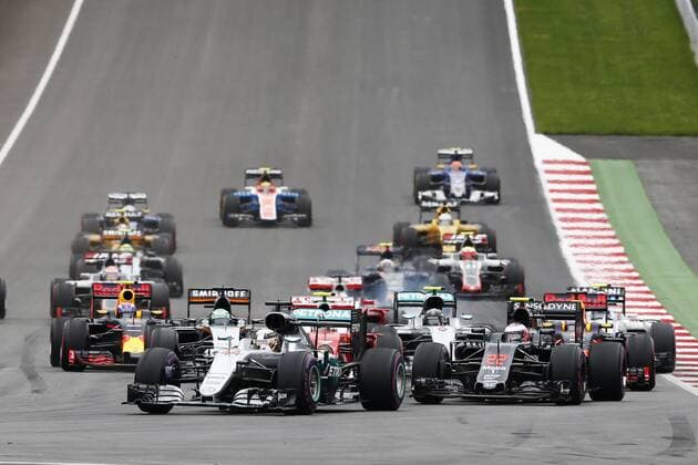 Motorsports: FIA Formula One World Championship WM Weltmeisterschaft 2016, Grand Prix of Austria, 44 Lewis Hamilton (GBR, Mercedes AMG Petronas Formula One Team), 22 Jenson Button (GBR, McLaren Honda Formula 1 Team), start, mass, Masse, Menge, viele, many xHOCHxZWEIx