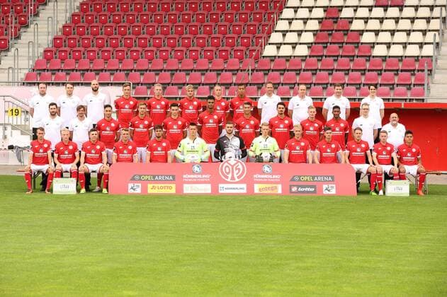 Fußball, 3. Liga, 1. FSV Mainz 05 II Porträttermin HINTERE REIHE VON LINKS: MICHAEL THOMAS (PHYSIOTHERAPEUT), NICO HOELZEL (PHYSIOTHERAPEUT), SEBASTIAN SCHIMEK, (ATHLETIKTRAINER), TEVIN IHRIG, LEON KERN, FELIX LOHKEMPER, MAURICE NEUBAUER, MARCEL COSTLY, SVEN HOFFMEISTER (TORWARTTRAINER), TORSTEN KOERNER (BETREUER), DR. JOCHEN WOLLSTAEDTER (MANNSCHAFTSARZT), DR. TOBIAS NOWAK (MANNSCHAFTSARZT) MITTLERE REIHE: SANDRO SCHWARZ (TRAINER), MICHAEL FALKENMAYER (CO-TRAINER ), MOUNIR BOUZIANE, MATTI STEINMANN, NOAH KORCZOWSKI, AARON SEYDEL, HEINZ MOERSCHEL, MAXIMILIAN ROSSMANN, PATRICK SCHORR, CHARMAINE HAEUSL, ANDRE HECHELMANN (TEAMMANAGER), HELMUT MAYER (SPIELLEITER) VORDERE REIHE: MALTE MOOS, PATRICK PFLUECKE, DENNIS FRANZIN, DANIEL BOHL, BILAL KAMARIEH, MARCO AULBACH, LUKAS WATKOWIAK, PATRICK MANTHE, MIKE ANDREAS, PATRICK HUTH, TIM MUELLER, BENJAMIN TRUEMNER, DEVANTE PARKER FUSSBALL, GER, 3. LIGA, PORTAETTERMIN 2016 17, MANNSCHAFTSFOTO MAINZ 05 U23, MAINZ 05 II