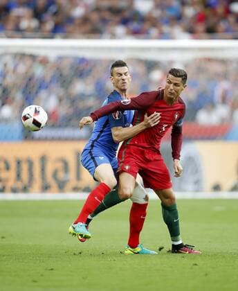 Fußball, EM Finale 2016 in Paris, Portugal - Frankreich 1:0 Cristiano RONALDO, Por 7 Zweikampf , Aktion um den Ball gegen Laurent KOSCIELNY, FRA 21 , Aktion, Zweikampf, Spielszene, Tackling, Ball FRANCE - PORTUGAL Final ,Football European Championships EURO at 10 July, 2016 in Paris, Stade de France. Fussball, Nationalteam, Finale, 10.07.2016, Frankreich