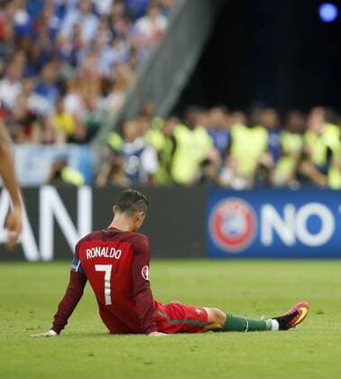 Bilder des Tages - Sport Cristiano RONALDO, Por 7 Verletzung, Verstauchung, Zerrung, Tape, Verband, Tapeverband, Wunde, Verletzung, Eis, Druckverband, Kompression, Kompressionsverband , Knie, Emotionen, enttaeuscht, Enttaeuschung, Frust, frustriert, verzweifelt, Verzweiflung, Trauer, traurig, am Boden liegend, Traenen FRANCE - PORTUGAL Final ,Football European Championships EURO at 10 July, 2016 in Paris, Stade de France. Fussball, Nationalteam, Finale, 10.07.2016, Frankreich