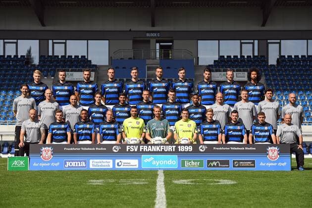 Fußball, GER, 3.Liga, Portraettermin 2016 2017 Mannschaftsfoto FSV Frankfurt Fototermin, emspor hintere Reihe v.l. Stefan Maderer, Denis Streker, Fabian Schleusener, Christopher Schorch, Steffen Schaefer , Ranisav Jovanovic, Sebastian Schachten, Cagatay Kader, Marc Heitmeier, La Vere Corbin-Ong Mittlere Reihe v.l. Sportdirektor Roland Benschneider, Teamarzt Dr. Frank Fleischmann, Team Manager Mikayil Kabaca , Fabian Graudenz, Adil Chihi, Fabian Burdenski, Mateo Andacic, Shawn Maurice Barry, Athletik Fitness Trainer Bastian Kliem, Torwarttrainer Norbert Lorz, Co-Trainer Thomas Stickroth, Trainer Roland Vrabec, Erste Reihe v.l. Physiotherapeuth Sotorios Balatsos, Leon Hammel, Nahom Gebru, Patrick Ochs, Matay Birol, Soeren Pirson, Jannis Pellowski, Bentley Baxter Bahn, Massimo Ornatelli, Antonio Fischer, Zeugwart Mohamed Azaouagh Frankfurt am Main