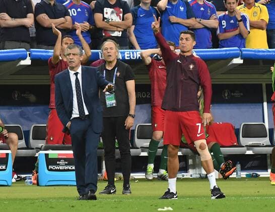 Fußball, EM Finale 2016 in Paris, Portugal - Frankreich 1:0 10.07.2016, xpsx, Fussball Europameisterschaft 2016, Finale, Portugal - Frankreich, emspor, v.l. Trainer Coach Fernando Santos (Portugal), Cristiano Ronaldo (Portugal) gibt Anweisungen, gestikuliert, mit den Armen gestikulieren gives instructions, gesticulate. St.Denis