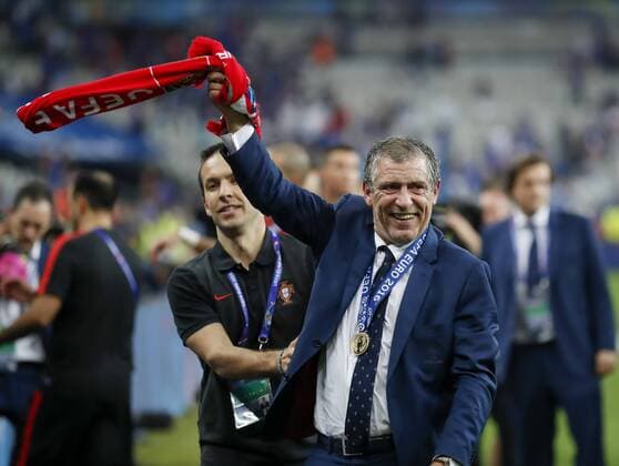 Fernando SANTOS, Por Trainer Jubel mit Europameister EM-Pokal, EM, Trophaee, Trophy, UEFA-EM-Pokal, UEFA EURO EM Europameisterschaft Fussball Trophy, Siegertrophaee, Fussball-Europameisterschaft, Pokal, FRANCE - PORTUGAL 0-1 Final ,Football European Championships EURO at 10 July, 2016 in Paris, Stade de France. Fussball, Nationalteam, Finale, 10.07.2016, Frankreich