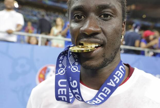 Fußball, EM Finale 2016 in Paris, Portugal - Frankreich 1:0 EDER, Por 9 Gold goldene Medaille im Mund, Europameister EM-Pokal, EM, Trophaee, Trophy, UEFA-EM-Pokal, UEFA EURO EM Europameisterschaft Fussball Trophy, Siegertrophaee, Fussball-Europameisterschaft, Pokal, FRANCE - PORTUGAL 0-1 Final ,Football European Championships EURO at 10 July, 2016 in Paris, Stade de France. Fussball, Nationalteam, Finale, 10.07.2016, Frankreich