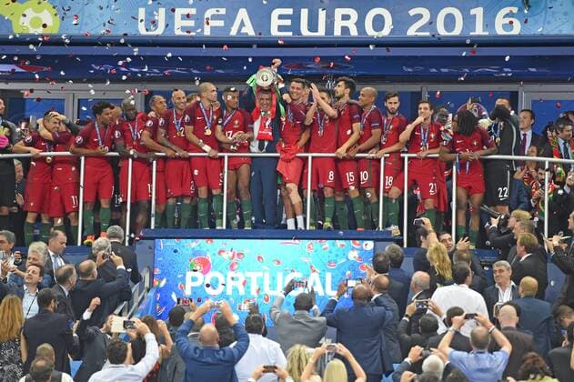 Fernando SANTOS, Trainer (POR) und Cristiano RONALDO (POR) mit Pokal,Cup,Trophaee,Teamfoto,Team,Mannschaft,Mannschaftsfoto, Jubel,Freude, Begeisterung,Siegerehrung. Finale Spiel M51. Portugal (POR)-Frankreich (FRA) 1-0. am 10.07.2016 in Paris Saint Denis,Stade de France. Fussball EM 2016 in Frankreich vom 10.06. - 10.07.2016.