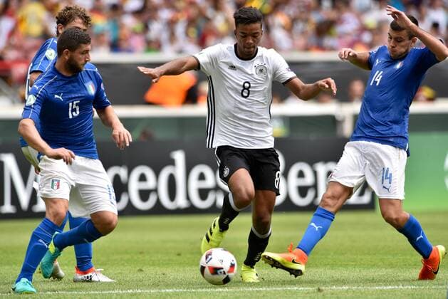 GER, UEFA U19 (U 19) EURO 2016, Vorrunde, Deutschland (GER) vs Italien (ITA) 11.07.2016, Mercedes Benz Arena, Stuttgart, GER, UEFA U19 (U 19) EURO 2016, First Round, Deutschland (GER) vs Italien (ITA), picture shows im Bild:Benjamin Henrichs ( 8, Deutschland Germany (GER)) gegen Mauro Coppolaro ( 15, Italien Italy (ITA) und Simone Pontisso ( 14, Italien Italy (ITA) Foto © nordphoto Fabisch nordphotox xFabisch