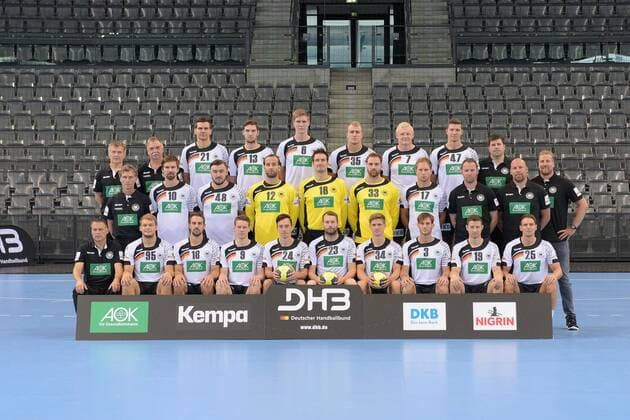 Hinten von links: Physiotherapeut Reinhold Roth, Mannschaftsarzt Prof. Dr. Kurt Steuer, Erik Schmidt (21), Hendrik Pekeler (13), Finn Lemke (6), Julius Kühn (35), Patrick Wiencek (7), Christian Dissinger (47), Co-Trainer Alexander Haase. Mitte: Physiotherapeut Peter Gräschus, Fabian Wiede (10), Jannik Kohlbacher (48), Silvio Heinevetter (12), Carsten Lichtlein (16), Andreas Wolff (33), Steffen Weinhold (17), Bundestrainer Dagur Sigurdsson, Co-Trainer Axel Kromer, Teammanager Oliver Roggisch. Vorn: Teamkoordinator Volker Schurr, Paul Drux (95), Tim Kneule (18), Tobias Reichmann (9), Patrick Groetzki (24), Steffen Fäth (23), Rune Dahmke (34), Uwe Gensheimer (3), Martin Strobel (19), Kai Häfner (25) Stuttgart Copyright: Baur xEibner-Pressefoto EP_joba