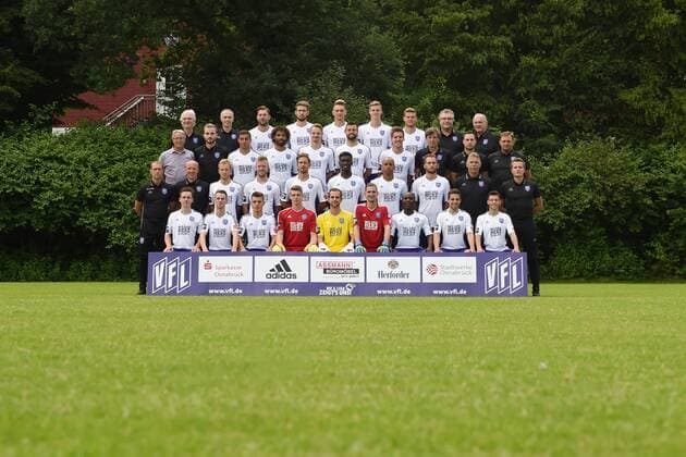 Fußball 3. Liga, Porträttermin 2016 2017, Mannschafsfoto VfL Osnabrück am 12.07.2016 in der Sportpark Illoshöhe in Osnabrück 4 Reihe v.li.: Psychologo Manfred Glüsenkamp Gluesenkamp, Mannschaftsarzt Dr. Clemens Kruse, Simon Tüting Tueting, Tobias Willers, Roberto Kristo, Steffen Tigges, Anthony Syhre, Mannschaftsarzt Dr. Thomas Herzig, Mannschaftsarzt Dr. Werner Wilm 3. Reihe v.li.: Sportkoordinator Lothar Gans, Teammanager Julius Ohnesorgs, Halil Savran, Nazim Sangare, Christian Groß Gross, Bastian Schulz, Michael Hohnstedt, Physiotherapeut Günter Schröder, Physiotherapeut Lennart Bartling, Zeugwart Mario Richter 2. Reihe v.li.: Trainer Joe Enochs, Co-Trainer Wolfgang Schütte Schuette, Kim Falkenberg, Jules Reimerink, Alexander Dercho, Kwasi Okyere Wriedt, David Pisot, Marc Heider, Torwarttrainer Rolf Meyer, Athletiktrainer Henrik Frach 1. Reihe v.li.: Pascal Richter, Lars Bleker, Torwart Leon Tigges, Torwart Marius Gersbeck, Torwart Frank Lehmann, Addy-Waku Menga, Ahmet Arslan, Kamer Krasniqi es fehlen Sebastian Klaas und Physiotherapeut Björn Ernst mt