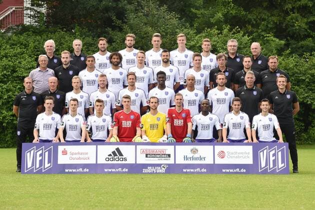 Fußball 3. Liga, Porträttermin 2016 2017, Mannschafsfoto VfL Osnabrück am 12.07.2016 in der Sportpark Illoshöhe in Osnabrück 4 Reihe v.li.: Psychologo Manfred Glüsenkamp Gluesenkamp, Mannschaftsarzt Dr. Clemens Kruse, Simon Tüting Tueting, Tobias Willers, Roberto Kristo, Steffen Tigges, Anthony Syhre, Mannschaftsarzt Dr. Thomas Herzig, Mannschaftsarzt Dr. Werner Wilm 3. Reihe v.li.: Sportkoordinator Lothar Gans, Teammanager Julius Ohnesorgs, Halil Savran, Nazim Sangare, Christian Groß Gross, Bastian Schulz, Michael Hohnstedt, Physiotherapeut Günter Schröder, Physiotherapeut Lennart Bartling, Zeugwart Mario Richter 2. Reihe v.li.: Trainer Joe Enochs, Co-Trainer Wolfgang Schütte Schuette, Kim Falkenberg, Jules Reimerink, Alexander Dercho, Kwasi Okyere Wriedt, David Pisot, Marc Heider, Torwarttrainer Rolf Meyer, Athletiktrainer Henrik Frach 1. Reihe v.li.: Pascal Richter, Lars Bleker, Torwart Leon Tigges, Torwart Marius Gersbeck, Torwart Frank Lehmann, Addy-Waku Menga, Ahmet Arslan, Kamer Krasniqi es fehlen Sebastian Klaas und Physiotherapeut Björn Ernst mt