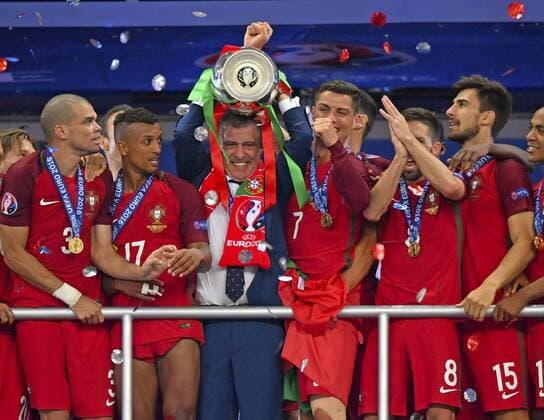 10.07.2016, Fussball EM-2016 Frankreich, Finale, Portugal - Frankreich, im Stade de France in Paris. v.l. Ricardo QUARESMA (Portugal), PEPE (Portugal), NANI (Portugal), Trainer Fernando SANTOS, (Portugal) , Cristiano RONALDO (Portugal), Joao MOUTINHO (Portugal) und Andre GOMES (Portugal). Trainer Fernando SANTOS, (Portugal) stemmt den Pokal in die Höhe.