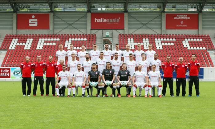 Hallescher FC Fußball Saison 2016-17 Halle Saale, 14.07.2016, Erdgas Sportpark, Fußball, 3.Liga, GER, Porträttermin 2016 2017. , Im Bild: Hallescher FC, Mannschaftsfoto , Hinten, v. l.: Dorian Diring, Martin Ludwig, Martin Röser, AndrŽ Wallenborn, Hilal el-Helwe, Stefan Kleineheismann, Timo Furuholm, Lukas Stagge und Fabian Baumgärtel. , Mitte, v. l.: Dieter Strozniak (Teamleiter), Steve Rohr, Walter Moissejenko (beide Physiotherapeuten), Dagmar Schultze (Betreuerin), Tobias Schilk, Benjamin Pintol, Petar Sliskovic, Klaus Gjasula, Max Barnofsky, Gregor Schlichting, Marvin Ajani, Rico Schmitt (Cheftrainer), Marco Kämpfe (Co-Trainer) und Matthäus Witt (Torwarttrainer). , Vorn, v. l.: Sascha Pfeffer, Tobias Müller, Michael Netolitzky, Fabian Bredlow, Tom Müller, Toni Lindenhahn und Florian Brügmann Es fehlt: Dr. Thomas Bartels (Mannschaftsarzt). ,