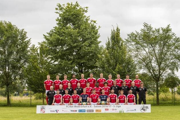 Weißensee , 140716 , Fußball, GER, 3.Liga, Porträttermin 2016 2017, Mannschaftsfoto Rot-Weiß Erfurt , Reihe h.v.li.: Pablo Pigl 23, Liridon Vocaj 8, Mario Erb 25, Andre Laurito 6, Jens Möckel 21, Christopher Bieber 37, Tobias Kraulich 33, Jonas Struß 3, Christoph Menz 22, Jannis Nikolaou 4, Daniel Brückner 10. Reihe m.v.li.: Zeugwart Hans-Günther Schröder, Physiotherapeut Benjamin Friese, Athletiktrainer Christopher Rezler, Physiotherapeut Philip Dedekind, Theodor Bergmann 7, Aloy Ihenacho 11, Samir Benamar 29, Torwarttrainer Rene Twardzik, Co-Trainer Ronny Hebestreit, Co-Trainer Norman Loose, Trainer Stefan Krämer. Reihe v.v.li.: Carsten Kammlott 27, Mikko Sumusalo 20, Luka Odak 17, Philipp Klewin 1, Tugay Uzan 9, Erik Domaschke 16, Sebastian Tyrala 13, Maximilian Pommer 19, Okan Aydin 18.