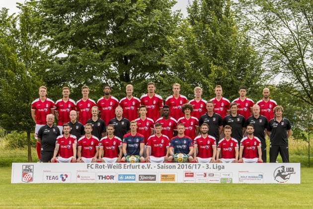 Weißensee , 140716 , Fußball, GER, 3.Liga, Porträttermin 2016 2017, Mannschaftsfoto Rot-Weiß Erfurt , Reihe h.v.li.: Pablo Pigl 23, Liridon Vocaj 8, Mario Erb 25, Andre Laurito 6, Jens Möckel 21, Christopher Bieber 37, Tobias Kraulich 33, Jonas Struß 3, Christoph Menz 22, Jannis Nikolaou 4, Daniel Brückner 10. Reihe m.v.li.: Zeugwart Hans-Günther Schröder, Physiotherapeut Benjamin Friese, Athletiktrainer Christopher Rezler, Physiotherapeut Philip Dedekind, Theodor Bergmann 7, Aloy Ihenacho 11, Samir Benamar 29, Torwarttrainer Rene Twardzik, Co-Trainer Ronny Hebestreit, Co-Trainer Norman Loose, Trainer Stefan Krämer. Reihe v.v.li.: Carsten Kammlott 27, Mikko Sumusalo 20, Luka Odak 17, Philipp Klewin 1, Tugay Uzan 9, Erik Domaschke 16, Sebastian Tyrala 13, Maximilian Pommer 19, Okan Aydin 18.