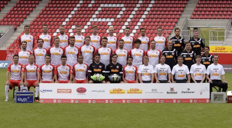 Porträttermin 2016 2017, GER, Deutschland, Regensburg, 3.Liga, Liga 3, Herren, Fußball, Fussball, Saison 2016 2017, SSV Jahn Regensburg, SSV Jahn 2000 Teamfoto, Mannschaft, Mannschaftsfoto, Kader, Totale, Vorstellung, Präsentation, Pressetermin, Reihe vorne links, DANIEL SCHÖPF, ALEXANDER NANDZIK, ERIK THOMMY, PATRIK DZALTO, JANN GEORGE, PHILIPP PENTKE, BASTIAN LERCH, OLIVER HEIN, REINHOLD REISINGER, RUDI EHMANN, STEFAN KALTEIS, WOLFGANG BRUMMER, DR. ANDREAS HARLASS-NEUKING, Reihe mitte links, ANDRE LUGE, SEBASTIAN NACHREINER, THOMAS PAULUS, MARKUS PALIONIS, SVEN KOPP, HARIS HYSENI, ROBIN URBAN, ALI ODABAS, MARKUS ZIEREIS, HEIKO HERRLICH, KRISTIAN BARBUSCAK, HARRY GFREITER, Reihe hinten links, KEVIN HOFFMANN, MARCO GRÜTTNER, MARVIN KNOLL, MARC LAIS, KOLJA PUSCH, UWE HESSE, MARCEL HOFRATH, MICHAEL FABER, ANDREAS GEIPL, NICO SCHNECK, ANDREAS GEHLEN