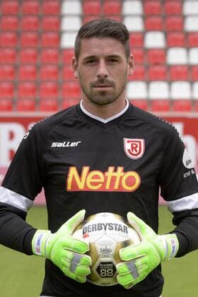 Porträttermin 2016 2017, GER, Deutschland, Continental Arena, Regensburg, 3.Liga, Liga 3, Herren, Fußball, Fussball, Saison 2016 2017, SSV Jahn Regensburg, SSV Jahn 2000, Portrait, Porträt, Vorstellung, Präsentation, Pressetermin, Einzelbild, Torwart, PHILIPP PENTKE