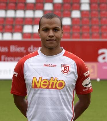 Porträttermin 2016 2017, GER, Deutschland, Continental Arena, Regensburg, 3.Liga, Liga 3, Herren, Fußball, Fussball, Saison 2016 2017, SSV Jahn Regensburg, SSV Jahn 2000, Portrait, Porträt, Vorstellung, Präsentation, Pressetermin, Einzelbild, JANN GEORGE