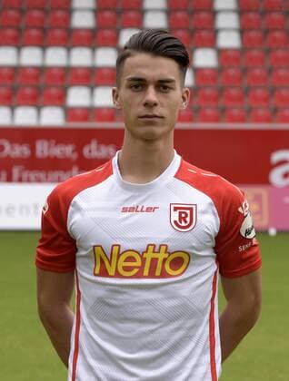 Porträttermin 2016 2017, GER, Deutschland, Continental Arena, Regensburg, 3.Liga, Liga 3, Herren, Fußball, Fussball, Saison 2016 2017, SSV Jahn Regensburg, SSV Jahn 2000, Portrait, Porträt, Vorstellung, Präsentation, Pressetermin, Einzelbild, ERIK THOMMY