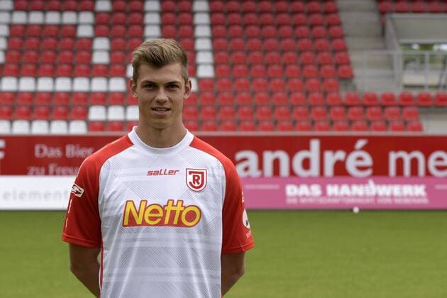 Porträttermin 2016 2017, GER, Deutschland, Continental Arena, Regensburg, 3.Liga, Liga 3, Herren, Fußball, Fussball, Saison 2016 2017, SSV Jahn Regensburg, SSV Jahn 2000, Portrait, Porträt, Vorstellung, Präsentation, Pressetermin, Einzelbild, KEVIN HOFFMANN