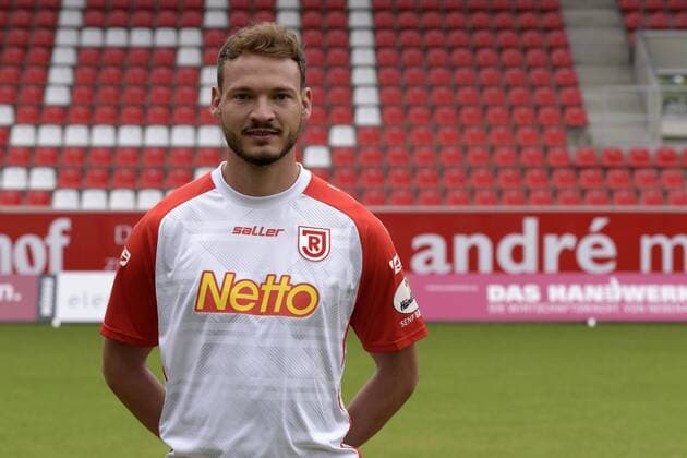 Porträttermin 2016 2017, GER, Deutschland, Continental Arena, Regensburg, 3.Liga, Liga 3, Herren, Fußball, Fussball, Saison 2016 2017, SSV Jahn Regensburg, SSV Jahn 2000, Portrait, Porträt, Vorstellung, Präsentation, Pressetermin, Einzelbild, ROBIN URBAN