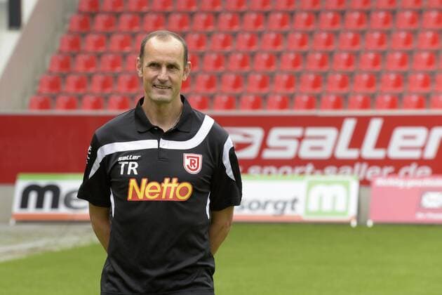 Porträttermin 2016 2017, GER, Deutschland, Continental Arena, Regensburg, 3.Liga, Liga 3, Herren, Fußball, Fussball, Saison 2016 2017, SSV Jahn Regensburg, SSV Jahn 2000, Portrait, Porträt, Vorstellung, Präsentation, Pressetermin, Einzelbild, Trainer, Heiko Herrlich