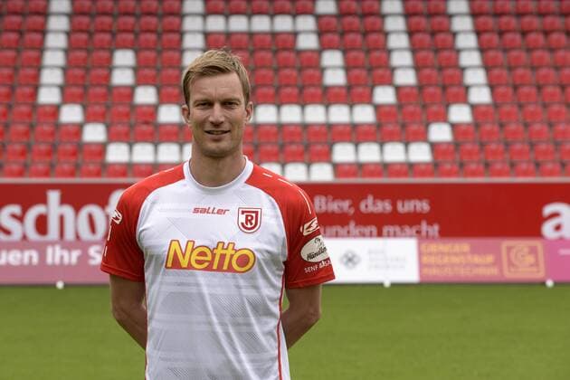 Porträttermin 2016 2017, GER, Deutschland, Continental Arena, Regensburg, 3.Liga, Liga 3, Herren, Fußball, Fussball, Saison 2016 2017, SSV Jahn Regensburg, SSV Jahn 2000, Portrait, Porträt, Vorstellung, Präsentation, Pressetermin, Einzelbild, THOMAS PAULUS