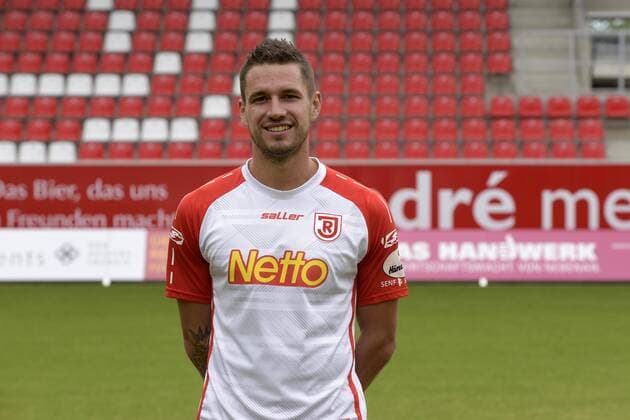 Porträttermin 2016 2017, GER, Deutschland, Continental Arena, Regensburg, 3.Liga, Liga 3, Herren, Fußball, Fussball, Saison 2016 2017, SSV Jahn Regensburg, SSV Jahn 2000, Portrait, Porträt, Vorstellung, Präsentation, Pressetermin, Einzelbild, MARCO GRÜTTNER