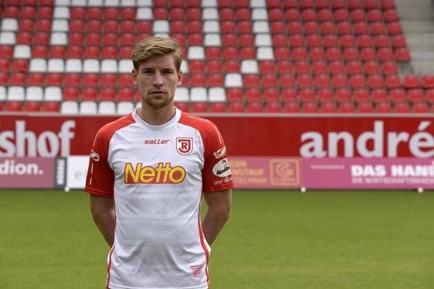 Porträttermin 2016 2017, GER, Deutschland, Continental Arena, Regensburg, 3.Liga, Liga 3, Herren, Fußball, Fussball, Saison 2016 2017, SSV Jahn Regensburg, SSV Jahn 2000, Portrait, Porträt, Vorstellung, Präsentation, Pressetermin, Einzelbild, KOLJA PUSCH
