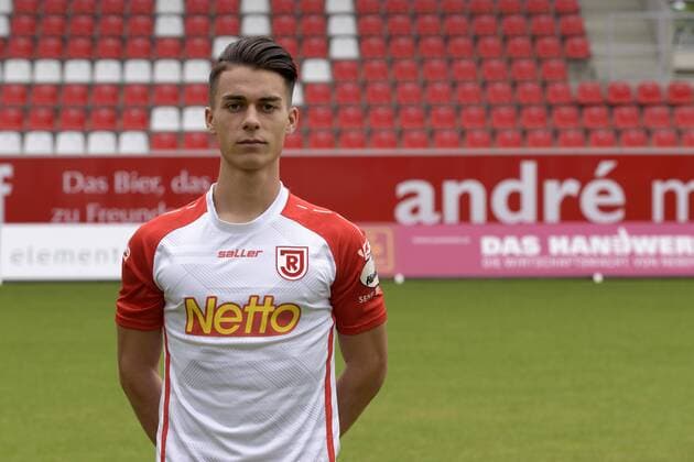 Porträttermin 2016 2017, GER, Deutschland, Continental Arena, Regensburg, 3.Liga, Liga 3, Herren, Fußball, Fussball, Saison 2016 2017, SSV Jahn Regensburg, SSV Jahn 2000, Portrait, Porträt, Vorstellung, Präsentation, Pressetermin, Einzelbild, ERIK THOMMY