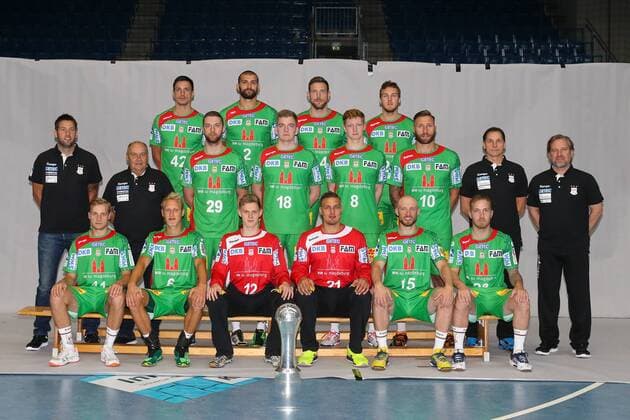 Mannschaftsfoto SC Magdeburg - Hintere Reihe v.li. Nemanja Zelenovic,Zeljko Musa,Jacob Bagersted,Christian O Sullivan,Mittlere Reihe v.li. Trainer Bennet Wiegert,Betreuer Uli Barnikol,Alexander Saul,Tim Wiebe,Johannes Wasilewski,Fabian van Olphen,Physiotherapeut Andreas Grote,Physiotherapeut Guido Engemann, Vordere Reihe v.li. Daniel Pettersson,Matthias Musche,Torwart Florian Link,Torwart Dario Quenstedt,Yves Grafenhorst,Robert Weber (SC Magdeburg) - Handball Bundesliga Saison 2016-2017 offizeller Fototermin SC Magdeburg in der GETEC Arena in Magdeburg - Deutschland, Handball, Mann, Maenner,15.07.2016