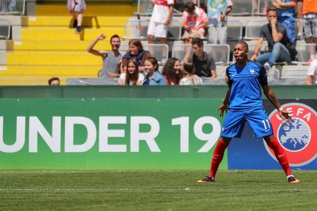 Kylian Mbappe (Frankreich, 11) imitiert nach seinem Tor zum 1:4 den Jubel von Cristiano Ronaldo, Jubel, Torjubel, Torerfolg, celebrate the goal, goal, celebration, Jubel ueber das Tor, optimistisch, Action, Aktion, Fussball, UEFA U19-EM, Niederlande - Frankreich, xozx