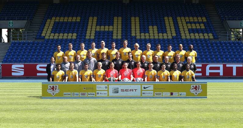 Mannschaftsfoto Eintracht Braunschweig: hintere Reihe v.l.: Salim Khelifi, Hendrick Zuck, Julius Biada, Adam Matuschyk, Nik Omladic,Quirin Moll, Phillip Tietz, Jan Hochscheidt, Maximilian Sauer, Niko Kijewski, Mirko Boland, Onel Hernandez, Domi Kumbela. - mittlere Reihe v.l.: Sportlicher Leiter Marc Arnold, Trainer Torsten Lieberknecht, Co-Trainer Darius Scholtysik, Torwarttrainer Alexander Kunze, Spielanalyst und Leistungsdiagnostiker David Lehmann,Teammanager Holm Stelzer,Mannschaftsarzt Dr. med. Stephan Bornhardt, Leiter Physio Guenter Jonczyk, Physio Goce Janevski, Physio Philipp Glawe, Busfahrer und Zeugwart Christian Skolik, Mannschaftsbetreuer Berthold Schliwa. - untere Reihe v.l. Phil Ofosu-Ayeh, Ken Reichel, Patrick Schoenfeld, Saulo Decarli, Rafal Gikiewicz, Jasmin Fejzic, Marcel Engelhardt, Orhan Ademi, Marcel Correia, Joseph Baffo, Suleiman Abdullahi. Es fehlt Juergen Rische, Reha -und Athletik Trainer