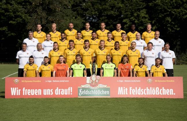 Fußball, 2. Liga, Saison 2016 2017, SG Dynamo Dresden, Porträttermin, Dienstag (18.07.2016), Mannschaftsfoto. Hintere Reihe von links: Marc Wachs (3), Marcel Hilßner (33), Giuliano Modica (4), Jannik Müller (18), Manuel Konrad (5), Pascal Testroet (37), Erich Berko (40), Robin Fluß (29). 2.Reihe von oben von links: Zeugwart Maik Hebenstreit, Physiotherapeut Tobias Lange, Nils Teixeira (8), Niklas Landgraf (28), Niklas Kreuzer (7), Marvin Stefaniak (10), Niklas Hauptmann (36), Physiotherapeut Arndt Pröhl, Physiotherapeut Martin Bär. 3.Reihe von oben von links: Cheftrainer Uwe Neuhaus, Co-Trainer Peter Nemeth, Hendrik Starostzik (21), Stefan Kutschke (30), Florian Ballas (23), Marco Hartmann (6), Noah Awassi (39), Tim Väyrynen (9), Torwarttrainer Brano Arsenovic, Co-Trainer Matthias Lust. Untere Reihe von links: Aias Aosman (11), Fatlum Elezi (38), Markus Schubert (1), Patrick Wiegers (24), Marvin Schwäbe (25), Jean-Francois Kornetzky (14), Fabian Müller (20), Andreas Lambertz (17). RM001