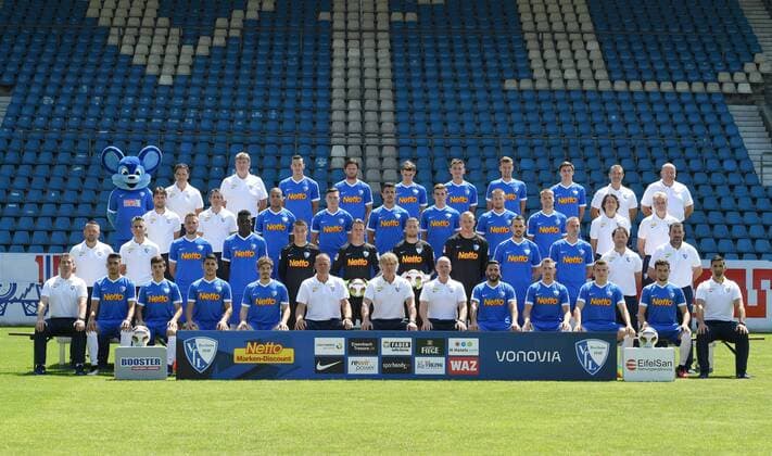 Fußball, GER, 2.BL, Portraittermin 2016 2017, Mannschaftsfoto VfL Bochum, hi. Reihe v.li. VfL Bochum Maskottchen Bobbi Bolzer, Vereinsarzt Dr. Karl-Heinz Bauer, Physiotherapeut Jürgen Dolls, Dominik Wydra, Tim Hoogland, Tim Krafft, Nico Rieble, Tom Weilandt, Tom Baack, Zeugwart Andreas Pahl, Zeugwart Benedikt Dreßelhaus. 2. Reihe von oben v.li., Athletiktrainer Jörn Menger, Reha Trainer Stefan Bieniossek, Jan Gyamerah, Nils Quaschner, Anthony Losilla, Maxim Leitsch, Timo Perthel, Johannes Wurtz, Physiotherapeut Sascha Zivanovic, Physiotherapeut Frank Zoellner, Frank Zöllner. 3. Reihe von oben, v.li., Angriffstrainer Romeo Wendler, Videoanalyst Christian Pozo, Marco Stiepermann, Peniel Mlapa, Torwart Florian Kraft, Torwart Manuel Riemann, Torwart Martin Kompalla, Torwart Felix Dornebusch, Patrick Fabian, Felix Bastians, Leistungsdiagnostiker Rexhep Kushutani, Torwarttrainer Peter Greiber. Untere Reihe v.li., Co Trainer Jan Siewert, Evangelos Pavlidis, Hayk Galstyan, Görkem Saglam, Stefano Celozzi, Co Trainer Jan de Jonge, Trainer Gertjan Verbeek, Co Trainer Jens Rasiejewski, Selim Gündüz, Russell Canouse, Thomas Eisfeld, Kevin Stöger, Co Trainer Dimitrios Grammozis.