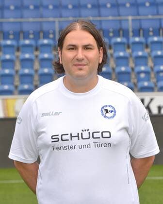 22.07.2016, Fussball, 2. LIGA, Saison 2016 2017, SCHÜCO-ARENA, BIELEFELD Fußball, GER, 2.BL, Portraittermin 2016 2017, Arminia Bielefeld Samuel da Costa (Masseur Arminia Bielefeld), Aktion, Einzelbild, Hoch, Portrait
