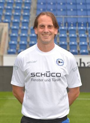 22.07.2016, Fussball, 2. LIGA, Saison 2016 2017, SCHÜCO-ARENA, BIELEFELD Fußball, GER, 2.BL, Portraittermin 2016 2017, Arminia Bielefeld Rüdiger Rehm (Trainer Arminia Bielefeld), Aktion, Einzelbild, Hoch, Trainer, Coach