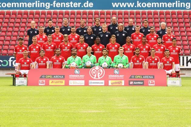 HINTERE REIHE VON LINKS: DR. KATHRIN STELZER (AERTZTIN), DR. STEFAN MATTYASOVSZKY (ARZT), DR. PATRICK INGELFINGER (ARZT), SOEREN HARTUNG (ASSISTENZTRAINER ANALYSE), JONAS GRUENEWALD (ATHLETIKTRAINER), CHRISTOPHER ROHRBECK (PHYSIOTHERAPEUT), STEFAN STUEWE (PHYSIOTHERAPEUT) STEFFEN TROESTER (PHYSIOTHERAPEUT), WALTER NOTTER (ZEUGWART) MITTLERE REIHE OBEN: PIERRE BENGTSSON, CHRISTIAN CLEMENS, DANNY LATZA, MARTIN SCHMIDT (CHEFTRAINER), PETER PERCHTOLD (CO TRAINER), STEPHAN KUHNERT (TORWARTTRAINER), GAETAN BUSSMANN, JOSE RODRIGUEZ, DANIEL BROSINSKI MITTLERE REIHE UNTEN: GERRIT HOLTMANN, NIKO BUNGERT, STEFAN BELL, ALEXANDER HACK, LEON BALOGUN, JHON CORDOBA, EMIL BERGGREEN, KARIM ONISIWO, JEAN PHILIPPE GBAMIN, SUAT SERDAR, YOSHINORI MUTO VORDERE REIHE: PABLO DE BLASIS, JAIRO SAMPERIO, GIULIO DONATI, GIANLUCA CURCI, JONAS LOESSL, JANNIK HUTH, FLORIAN MUELLER, YUNUS MALLI, PHILIPP KLEMENT, BESAR HALIMI FUSSBALL, GER, 1. LIGA, BUNDESLIGA, PORTAETTERMIN 2016 2017, MANNSCHAFTSFOTO FSV MAINZ 05