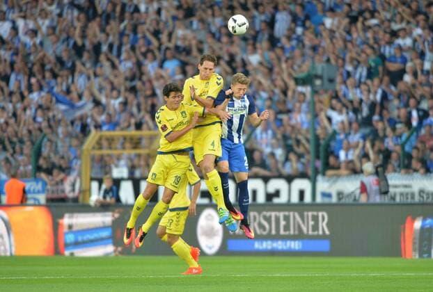 Fussball, Herren, Saison 2016 17, Europa League, 3. Qualifikationsrunde (Hinspiel), Hertha BSC - Bröndby IF Kopenhagen im Jahn-Sportpark, v. l. Christian Nörgaard (Bröndby IF Kopenhagen), Benedikt Röcker (Bröndby IF Kopenhagen), Mitchell Weiser (Hertha), 28.07. 2016,