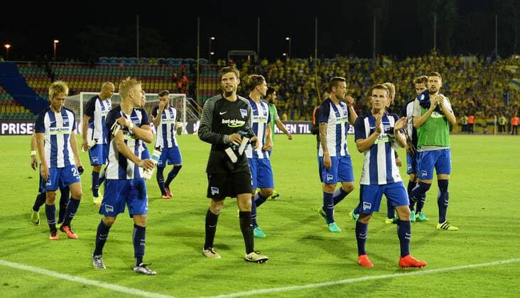 Fussball, Herren, Saison 2016 17, Europa League, 3. Qualifikationsrunde (Hinspiel), Hertha BSC - Bröndby IF Kopenhagen im Jahn-Sportpark, v. l. Genki Haraguchi (Hertha BSC), Per Ciljan Skjelbred (Hertha BSC), Torwart Rune Jarstein (Hertha BSC), Peter Pekarik (Hertha BSC), Jubel nach dem Abpfiff, 28.07. 2016,
