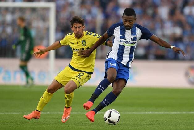 Salomon Kalou (Hertha BSC), am Ball, links Frederik Holst (Bröndby), Hertha BSC Berlin - Bröndby IF Europa League, Qualifikation, 3. Runde, Fußball, Fussball, soccer, Herren, Männer, Maenner, Deutschland, Germany, Ergebnis Berlin, 28.7.2016, Friedrich-Ludwig-Jahn-Stadion
