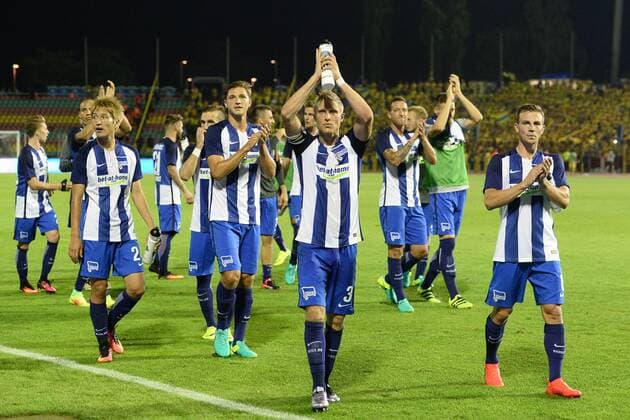 Fussball, Herren, Saison 2016 17, Europa League Qualifikation, 3. Runde (Hinspiel), Hertha BSC - Bröndby IF, Jubel nach dem Abpfiff, Genki Haraguchi (Nr. 24, Hertha BSC), Niklas Stark (Nr. 5, Hertha BSC), Per Ciljan Skjelbred (Nr. 3, Hertha BSC), Vladimir Darida (Nr. 6, Hertha BSC), 28.07.16,