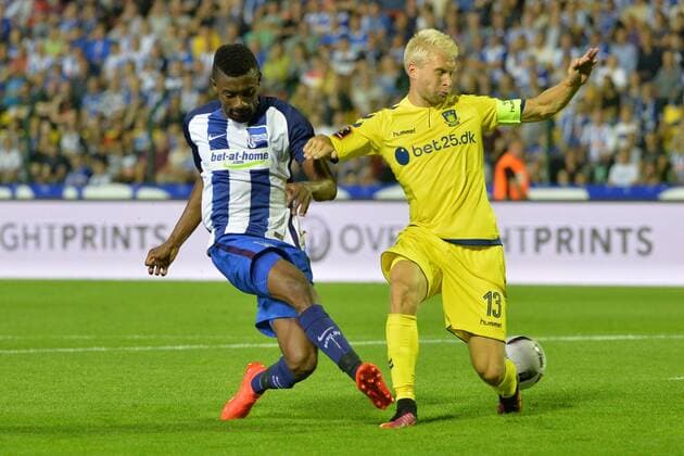 Fussball, Herren, Saison 2016 17, Europa League Qualifikation, 3. Runde (Hinspiel), Hertha BSC - Bröndby IF, Salomon Kalou (Nr. 8, Hertha BSC), Johan Larsson (Nr. 13, Bröndby IF), 28.07.16,