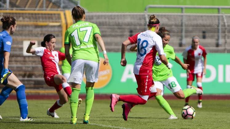 Fußball, Frauen, VfL Wolfsburg - SK Slavia Prag; Vanessa Bernauer (Wolfsburg, 18) Torschützin zum 2:2 ,scores the goal, Tor, Torschuss, Abschluss, Torabschluss, Torerfolg, Aktion, action. xtgx