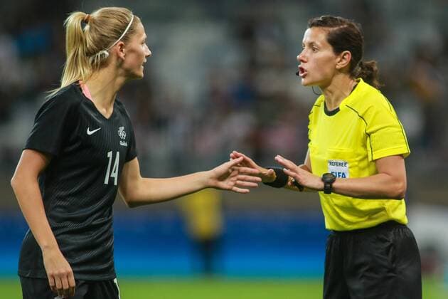 Rio 2016, Fußball, Damen, USA - Neuseeland Olympics 2016 Football BH BELO HORIZONTE, MG - 03.08.2016: OLYMPICS 2016 FOOTBALL BH - Kateryna Monzul (UKR), referee of the match, talk with Hannah Wilkinson, of New Zealand, during the match between United States (USA) x New Zealand (NZL), the Football Group G Olympic Women, the 2016 Olympics, held at the Stadium Mineirao, the host city Belo Horizonte, MG. (Photo: Dudu Macedo Fotoarena) x1170007x DuduxMacedo