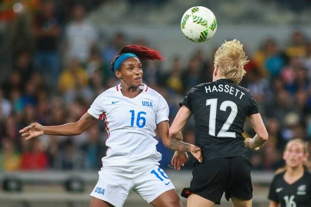 Rio 2016, Fußball, Damen, USA - Neuseeland Olympics 2016 Football BH BELO HORIZONTE, MG - 03.08.2016: OLYMPICS 2016 FOOTBALL BH - Match for high between Crystal Dunn, United States, and Betsy Hassett of New Zealand, during the match between United States (USA) x New Zealand (NZL), the Football Group G Olympic Women, the Olympics 2016 held in Stadium Mineirao, the host city Belo Horizonte, MG. (Photo: Dudu Macedo Fotoarena) x1170066x DuduxMacedo