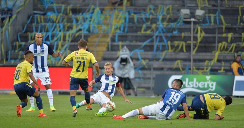 Fussball, Herren, Saison 2016 17, Europa League, 3. Qualifikationsrunde (Rückspiel), Bröndby IF - Hertha BSC, v. l. Hany Mukhtar (Bröndby IF Kopenhagen), John Anthony Brooks (Hertha BSC), Andrew Hjulsager (Bröndby IF Kopenhagen), Fabian Lustenberger (Hertha BSC), Vedad Ibisevic (Hertha BSC), Christian Nörgaard (Bröndby IF Kopenhagen), 04.08. 2016,