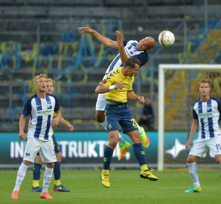 Fussball, Herren, Saison 2016 17, Europa League, 3. Qualifikationsrunde (Rückspiel), Bröndby IF - Hertha BSC, John Anthony Brooks (oben, Hertha BSC), Kamil Wilczek (unten, Bröndby IF Kopenhagen), links Per Ciljan Skjelbred (Hertha BSC), rechts Sebastian Langkamp (Hertha BSC), 04.08. 2016,
