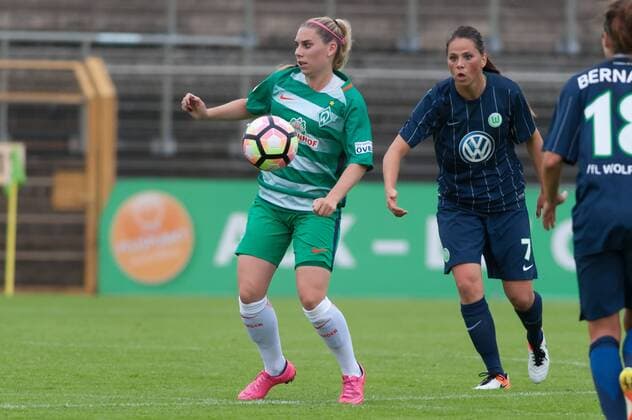 Meggie Schröder (Schroder, Schroeder, SV Werder Bremen, 27) am Ball, Sara Björk Gunnarsdottir (Bjoerk, Bjork, VfL Wolfsburg, 7), Fussball, Testspiel Frauen, VfL Wolfsburg - SV Werder Bremen, xobx