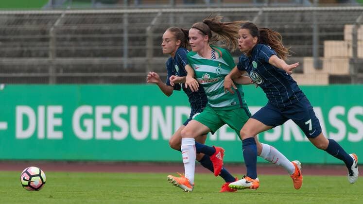 v.li.: Tessa Wullaert (VfL Wolfsburg, 10), Reena Wichmann (SV Werder Bremen, 14) und Sara Björk Gunnarsdottir (Bjoerk, Bjork, VfL Wolfsburg, 7) im Dreikampf, Fussball, Testspiel Frauen, VfL Wolfsburg - SV Werder Bremen, xobx