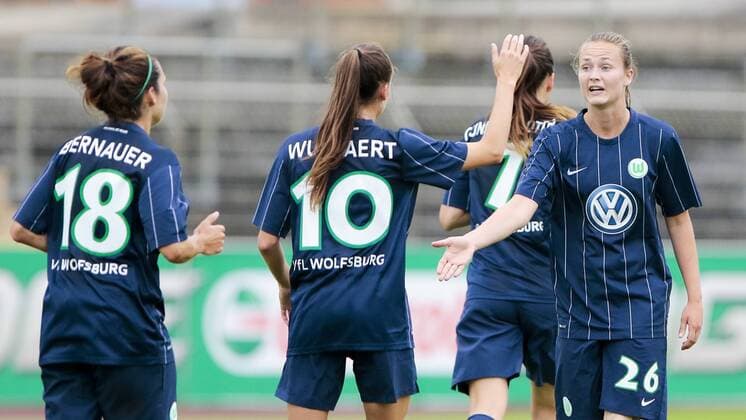 Fußball, Frauen, VfL Wolfsburg - SV Werder Bremen; Tessa Wullaert (Wolfsburg, 10) und Caroline Graham Hansen (Wolfsburg, 26) Jubel, Torjubel, Freude, Emotion, Torerfolg, Aktion, action, goal, goal celebration, celebrates. xtgx